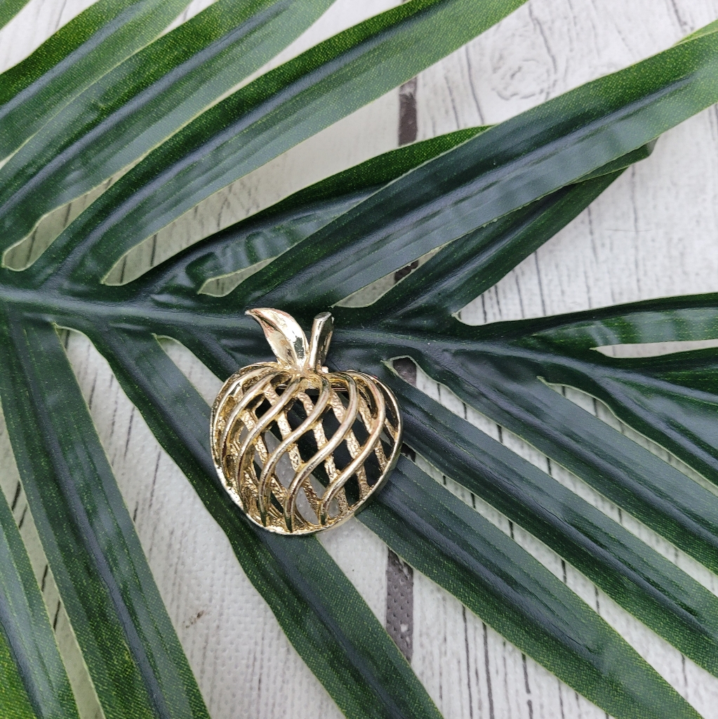 Vintage 1970's Gerry's Gold Tone Woven Apple Brooch Pendant Mid Century Mcm